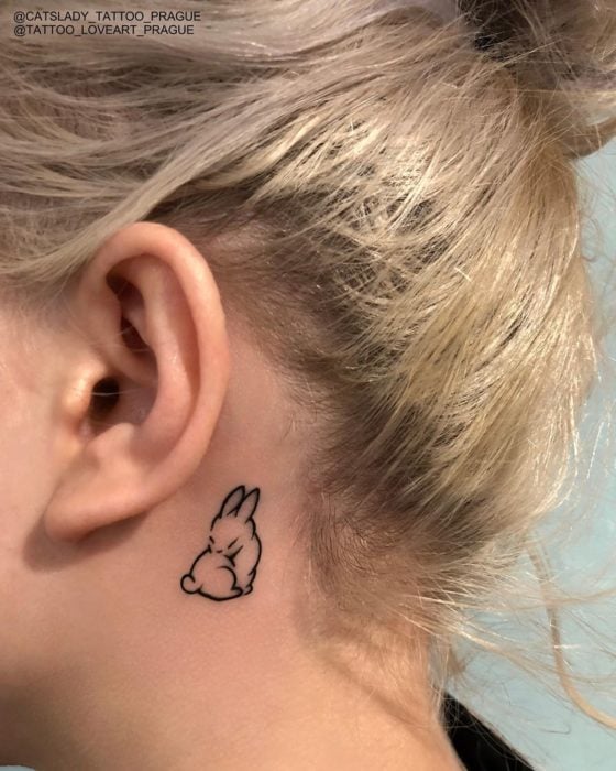 Tatuaje detrás de la oreja de un conejito