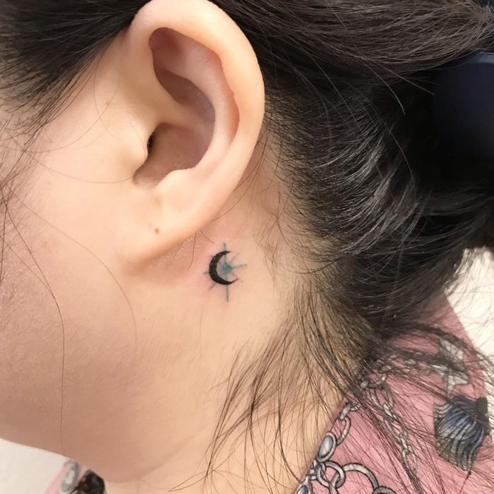 Tatuaje detrás de la oreja de la luna y la estrella de oriente