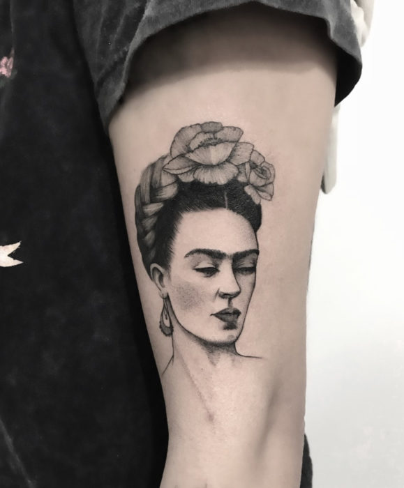 Tatuajes de Frida Kahlo realista en el brazo, blanco y negro