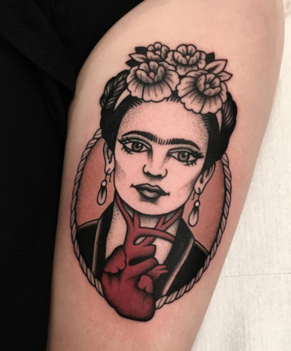 Tatuajes de Frida Kahlo con corazón al estilo tradicional, en el brazo