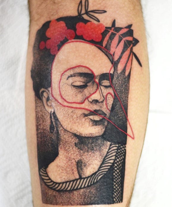 Tatuajes de Frida Kahlo surrealista en la pierna