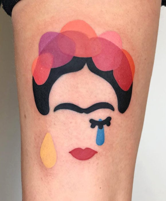 Tatuajes de Frida Kahlo minimalista en la pierna