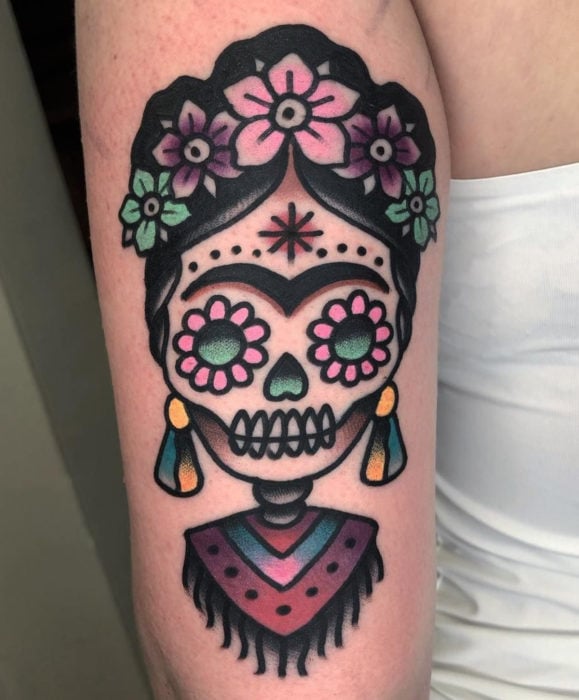 Tatuajes de Frida Kahlo catrina al estilo tradicional, en el brazo