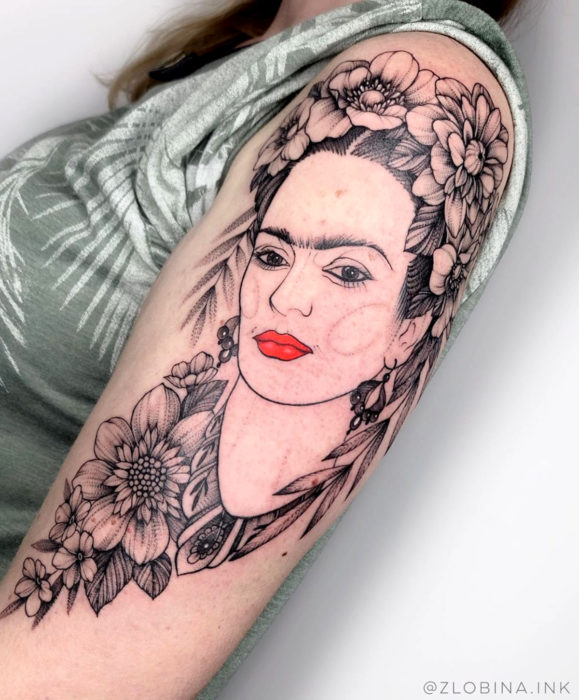 Tatuajes de Frida Kahlo con flores en el brazo