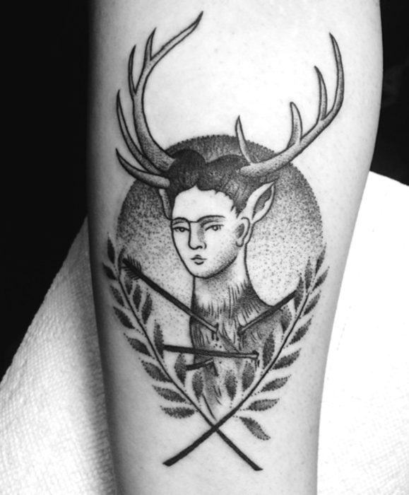 Tatuajes de Frida Kahlo con cuernos de venado, puntillismo y tradicional