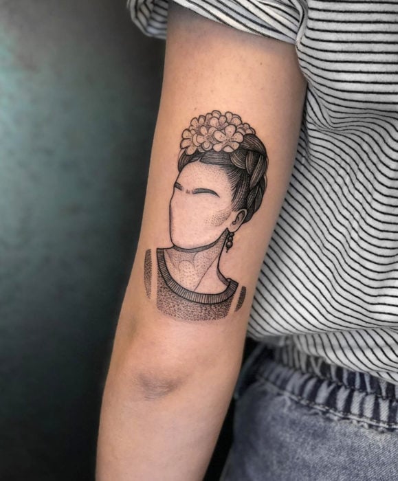 Tatuajes de Frida Kahlo en el brazo sin rostro, silueta, líneas y puntillismo
