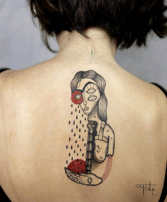 Tatuaje de Frida Kahlo surrealista en la espalda