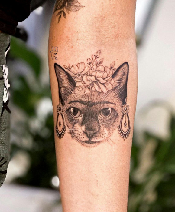 Tatuajes de gato como Frida Kahlo en el brazo