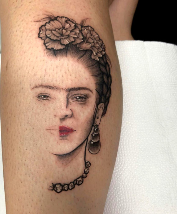 Tatuajes de Frida Kahlo en la pierna