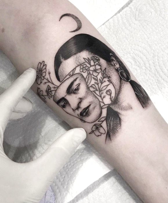 Tatuajes de Frida Kahlo en el brazo con flores, blanco y negro