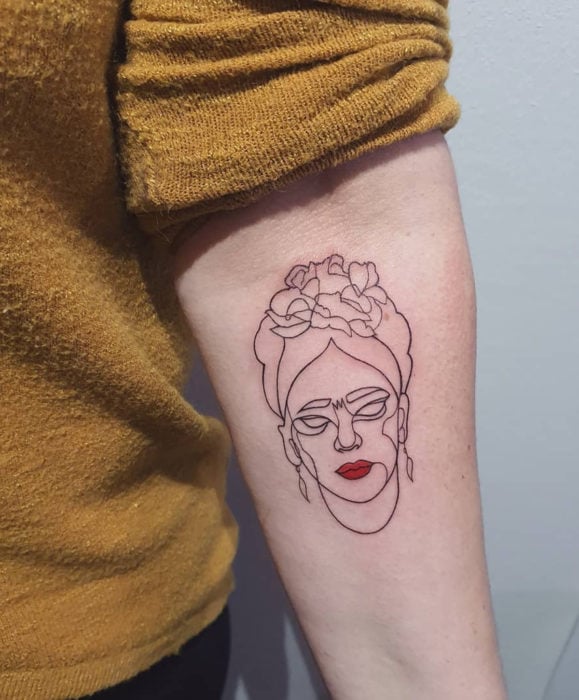 Tatuajes de Frida Kahlo en el brazo, líneas, silueta