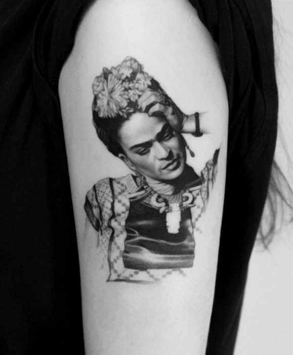 Tatuajes de Frida Kahlo realista en el brazo, blanco y negro, escala de grises