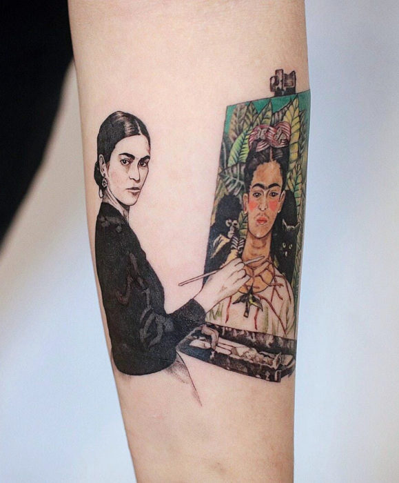 Tatuajes de Frida Kahlo en el brazo, artista pintando un autoretrato