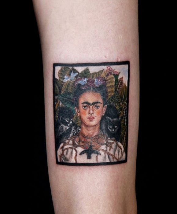 Tatuajes de Frida Kahlo, pintura a colores en el brazo, minitatuaje