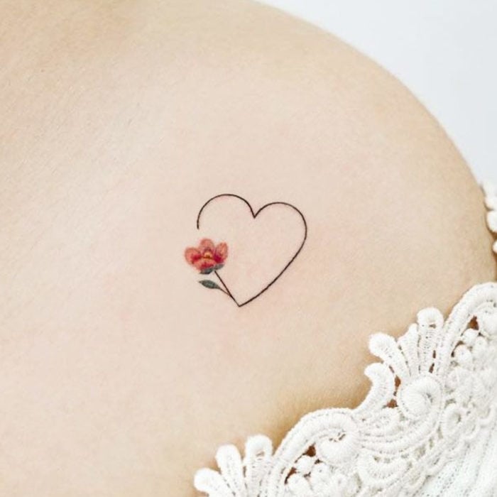 Tatuajes para regalarle a mamá el 10 de mayo; corazón con flor minimalista