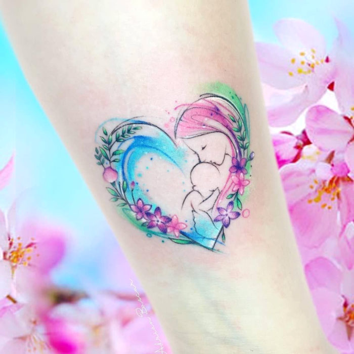 Tatuajes para regalarle a mamá el 10 de mayo; madre e hija dentro de corazón