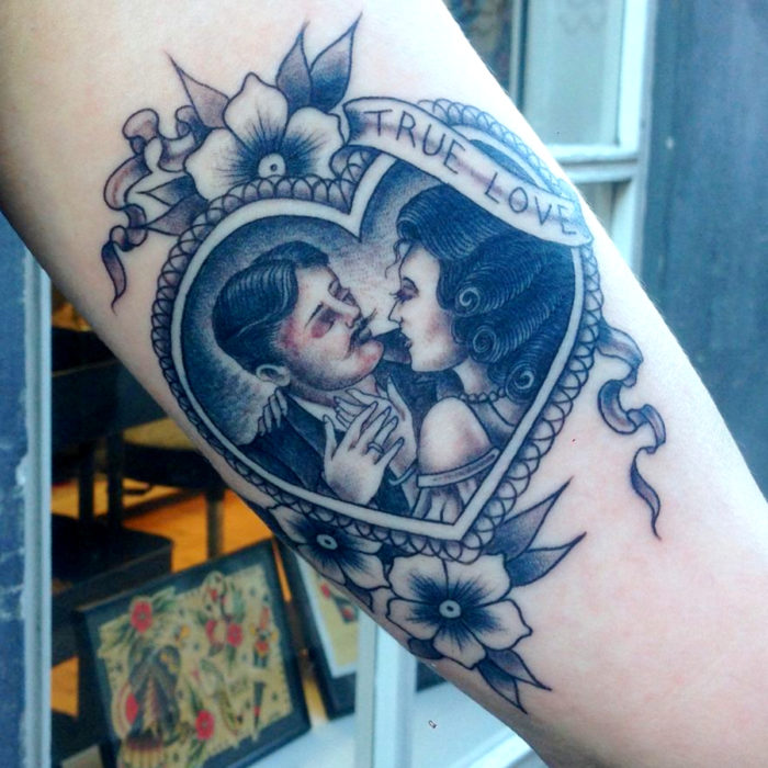 Tatuajes para regalarle a mamá el 10 de mayo; pareja en corazón al estilo vieja escuela, old school