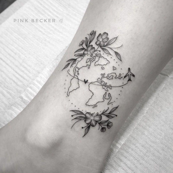 Tatuajes para regalarle a mamá el 10 de mayo; mapa del mundo con flores