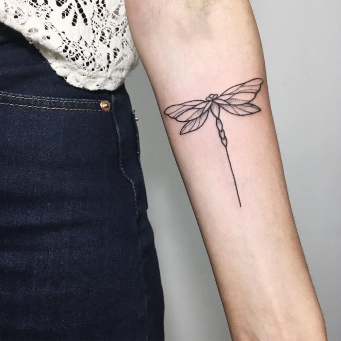 Tatuajes para regalarle a mamá el 10 de mayo; libélula minimaliista