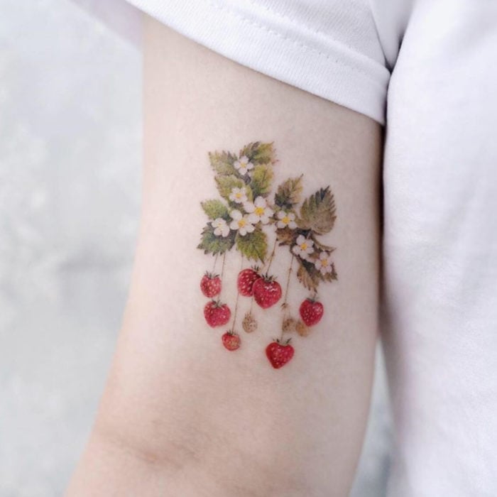 Tatuajes para regalarle a mamá el 10 de mayo; racimo de fresas