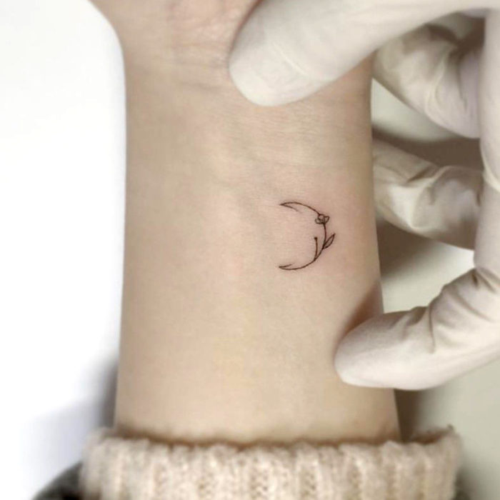 Tatuajes para regalarle a mamá el 10 de mayo; luna minimalista