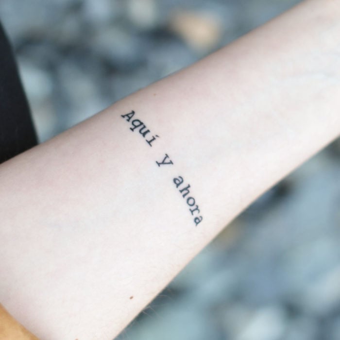 Tatuajes para regalarle a mamá el 10 de mayo; frase con letra de máquina de escribir