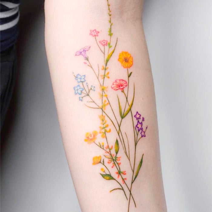 Tatuajes para regalarle a mamá el 10 de mayo; flores
