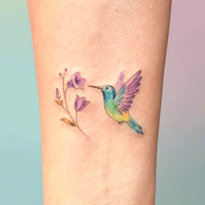 Tatuajes para regalarle a mamá el 10 de mayo; colibrí