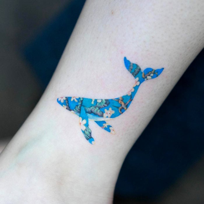Tatuajes para regalarle a mamá el 10 de mayo; ballena con pintura de Vincent Van Gogh