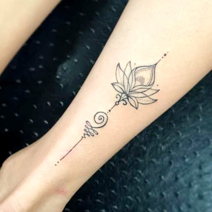 Tatuajes para regalarle a mamá el 10 de mayo; flor de loto minimalista