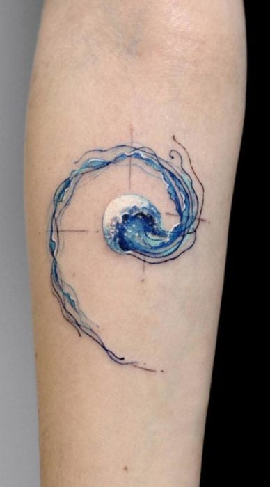 Chica con un tatuaje en forma de medusa formando la proporción aurea 