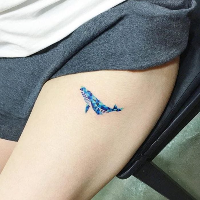 Chica con un tatuaje en forma de ballena azul 