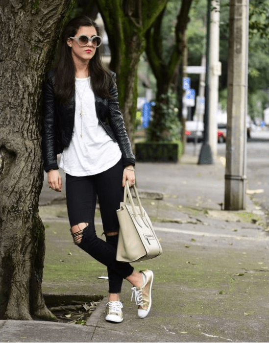 Outfit con tenis dorados