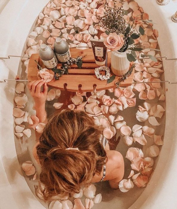Chica en la tina relajandose