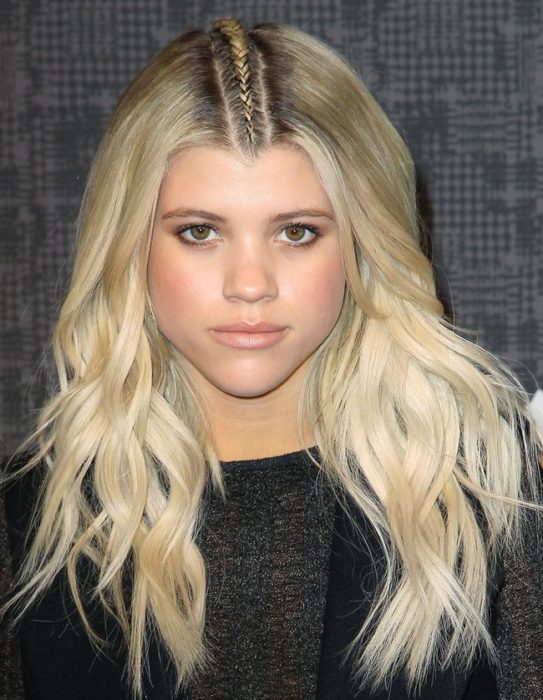 Sofia Richie con trenza en medio de la cabeza