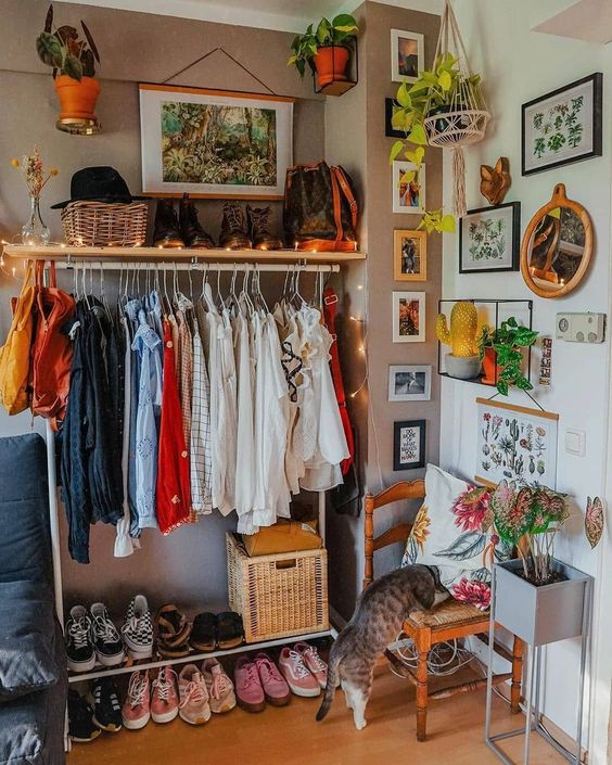 Ideas bonitas para que tu closet sin puertas no sea vea feo