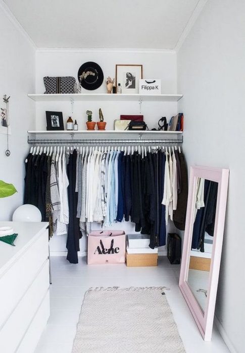 closet sin puertas elegante en pared blanca 