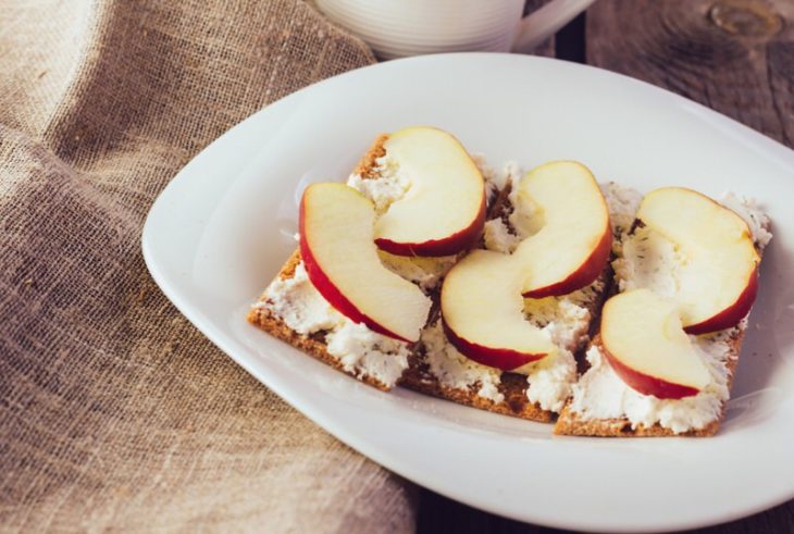 Snack saludable de tostadas de manzana con requesón