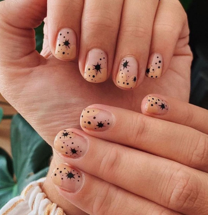 Diseños de uñas sencillos para hacer en casa; esmalte nude con negro y formas aleatorias