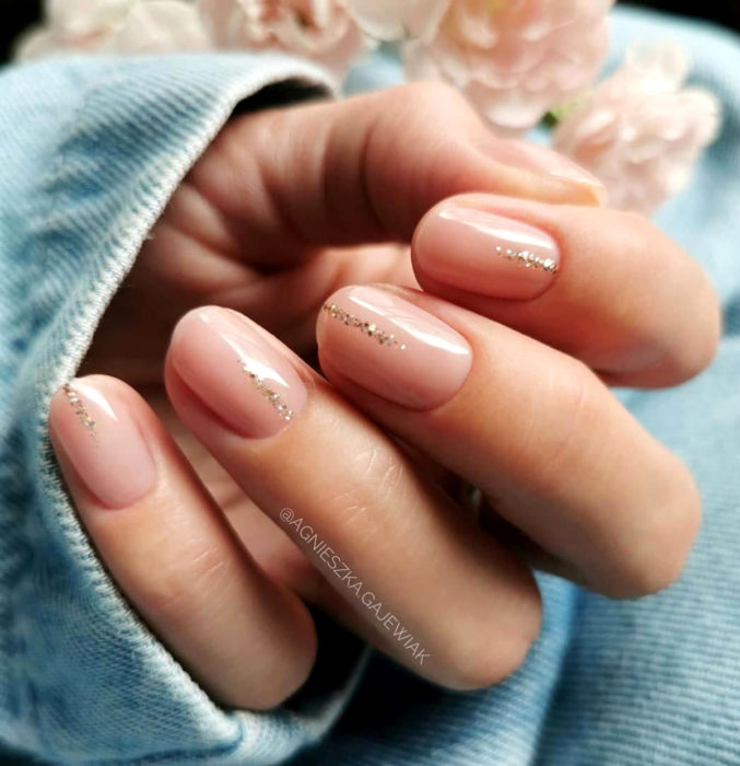 Diseños de uñas sencillos para hacer en casa; esmalte nude con glitter