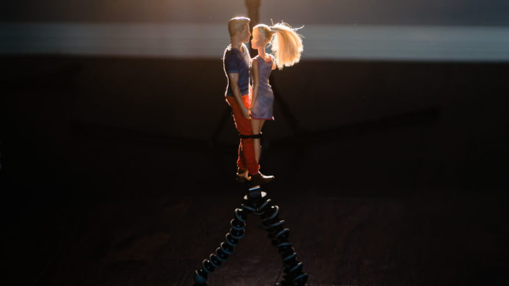 Muñecos de Barbie y Ken durante una sesión de fotos en la casa de un fotógrafo 