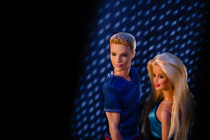 Muñecos de Barbie y Ken durante una sesión de fotos en la casa de un fotógrafo 