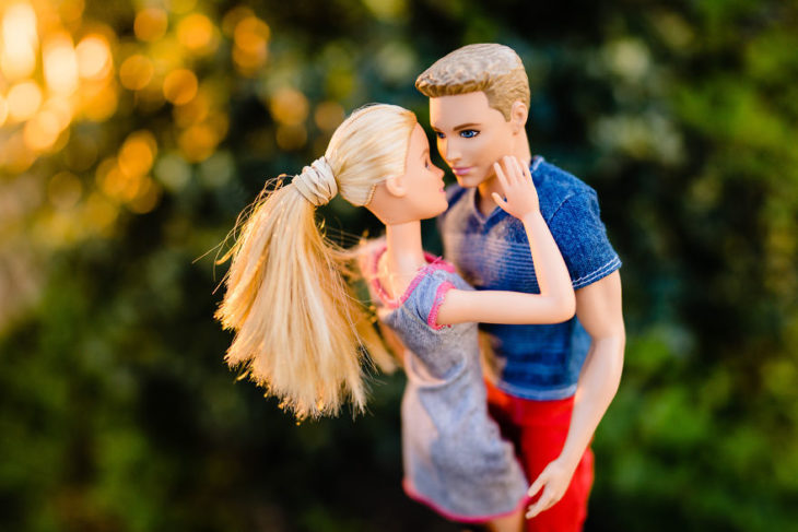 Muñecos de Barbie y Ken durante una sesión de fotos en la casa de un fotógrafo 