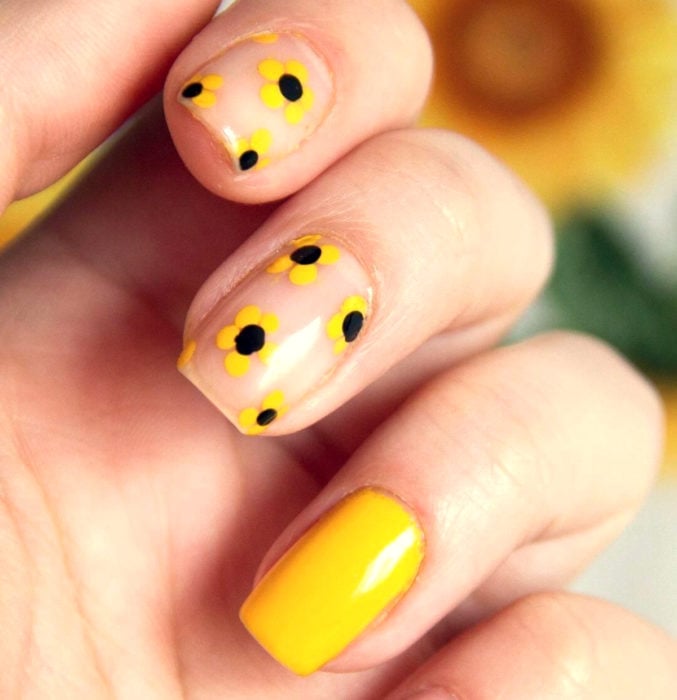Diseños de uñas sencillos para hacer en casa; esmalte amarillo, flores margaritas