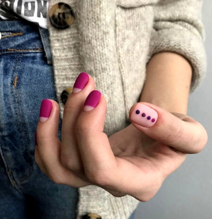 Diseños de uñas sencillos para hacer en casa; esmalte rosa a la mitad, con puntos
