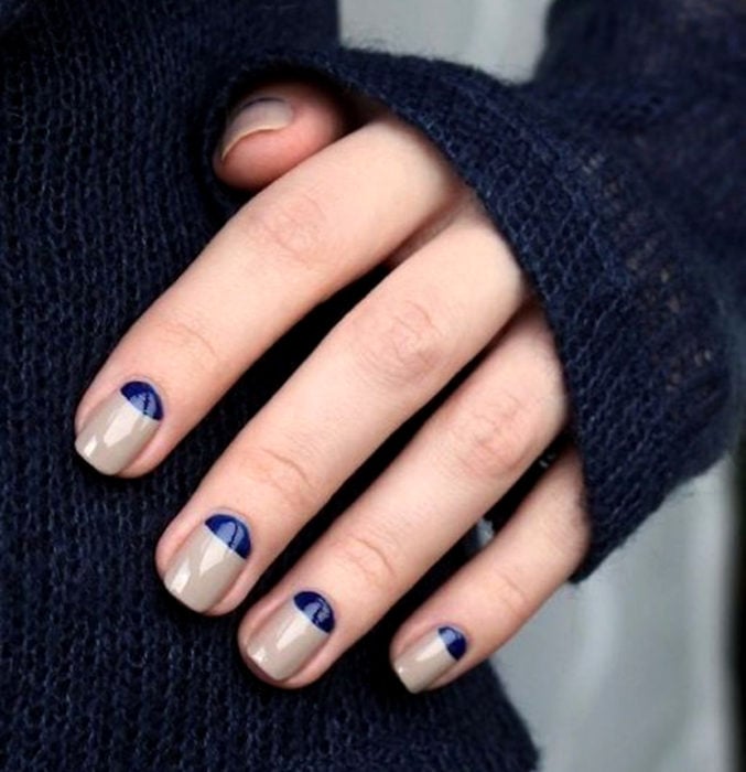 Diseños de uñas sencillos para hacer en casa; esmalte gris con azul rey