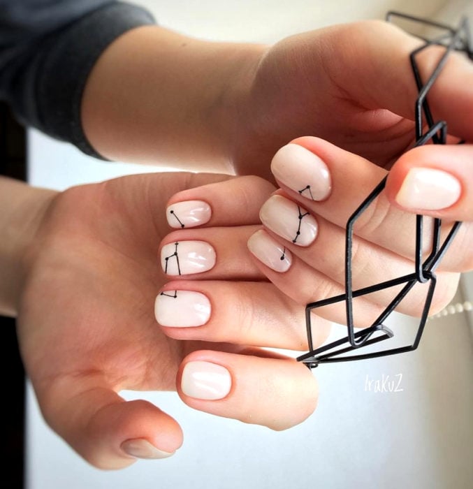 Diseños de uñas sencillos para hacer en casa; constelaciones con esmalte nude