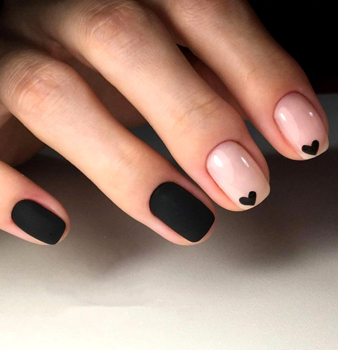 Diseños de uñas sencillos para hacer en casa; esmalte negro y nude con corazones