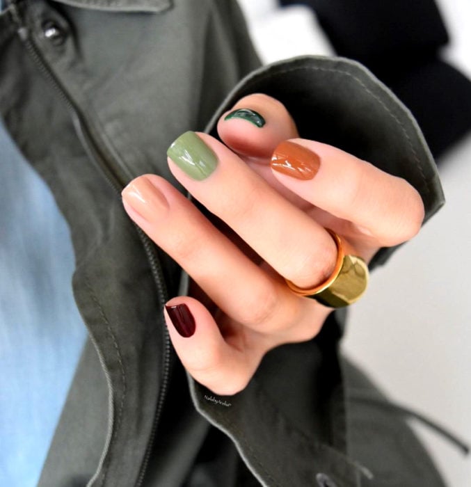Diseños de uñas sencillos para hacer en casa; uñas de diferentes colores, verde bajo, fuerte, nude, anaranjado y rojo vino