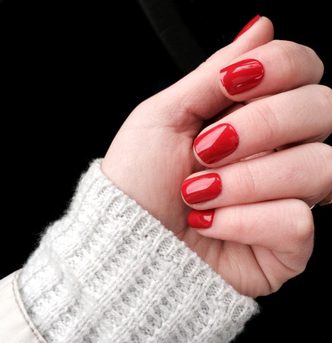 Diseños de uñas sencillos para hacer en casa; esmalte rojo brillante